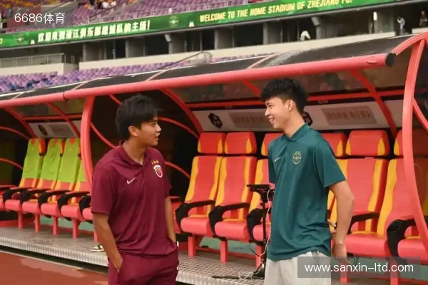 哥俩好！王钰栋评论蒯纪闻社媒 真帅兄弟；后者回复 你不在太孤单